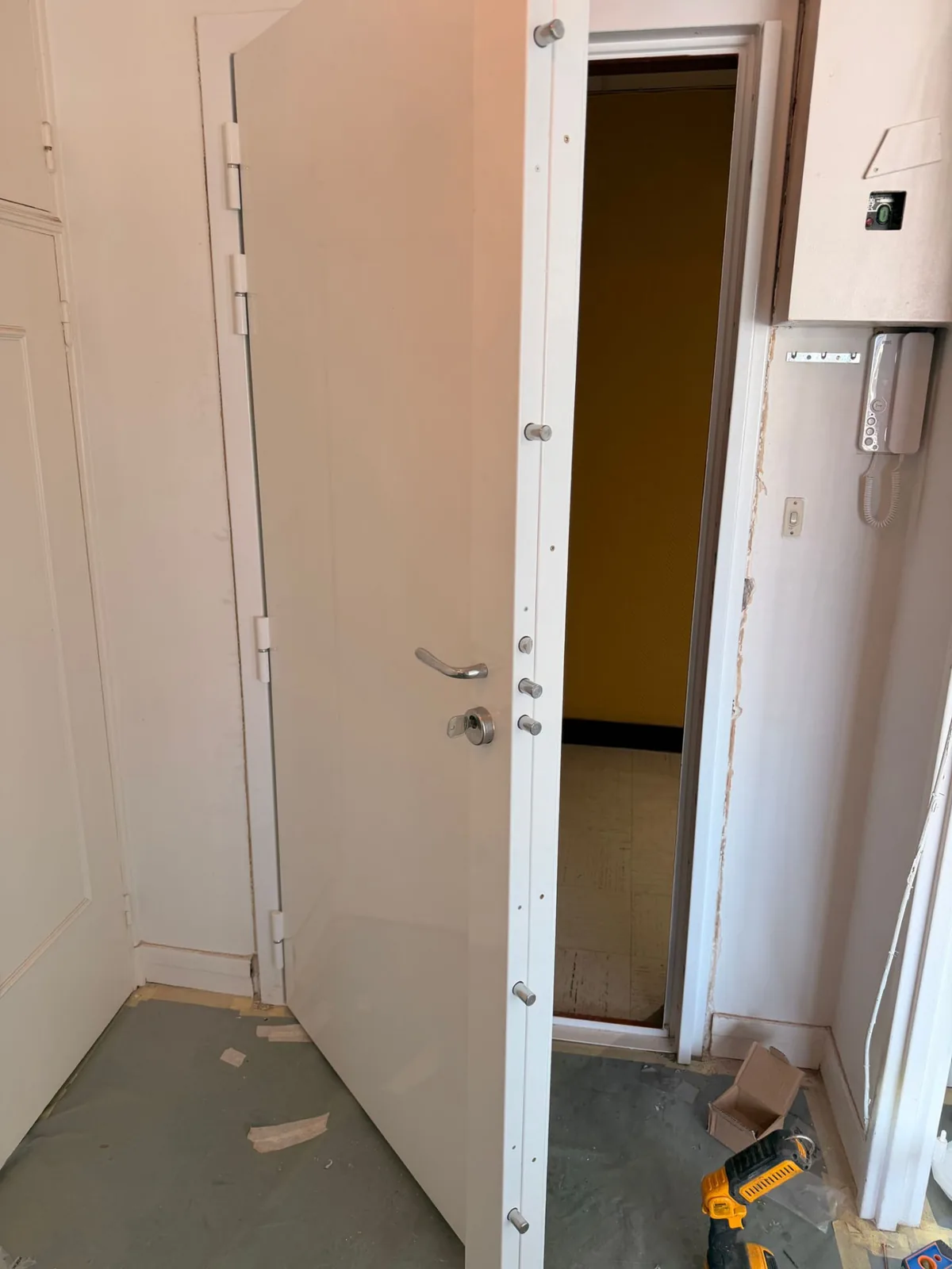 Multi-point armored door installation in a Paris apartment