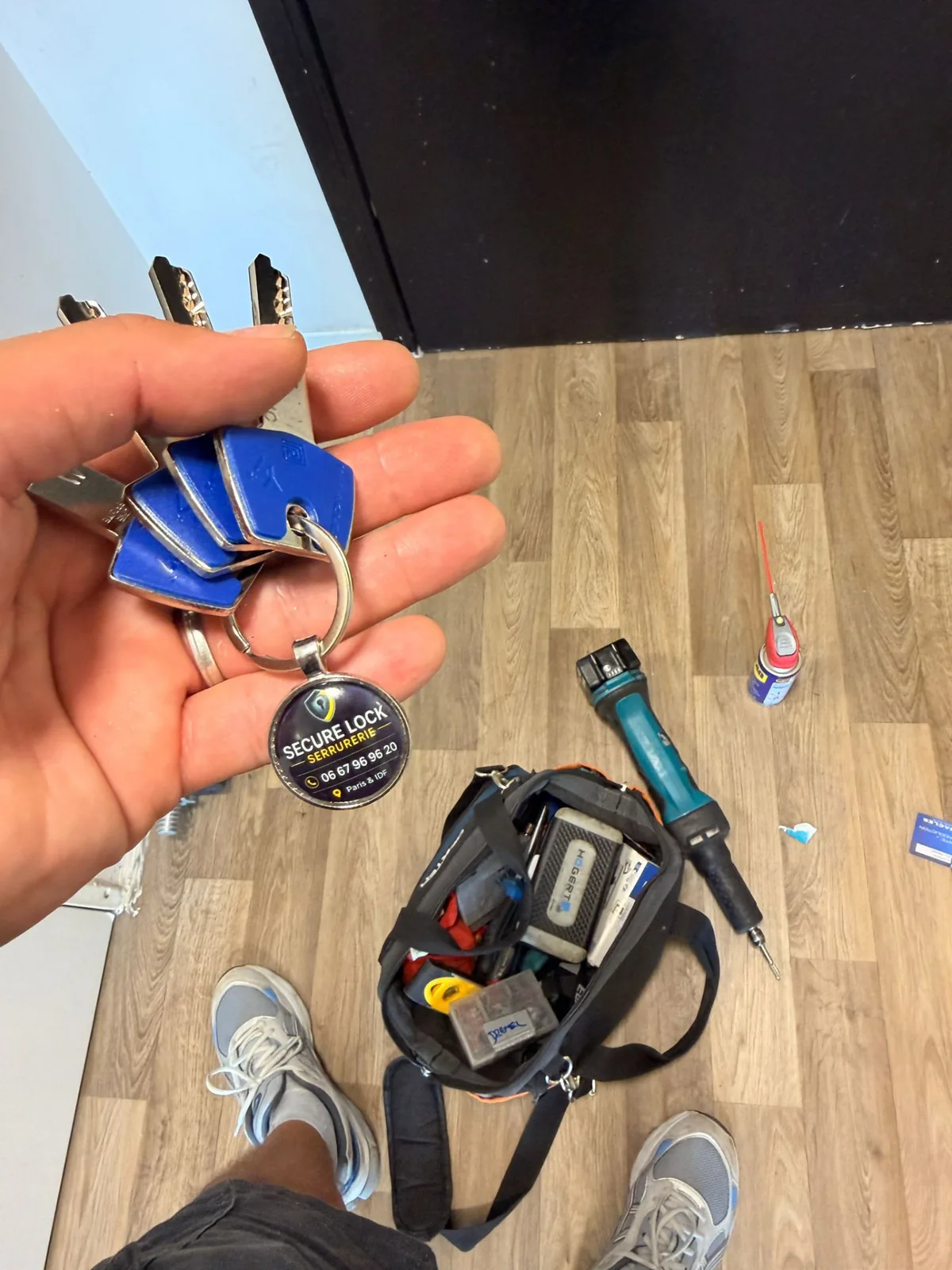 New keys handed over after a locksmith service in Paris